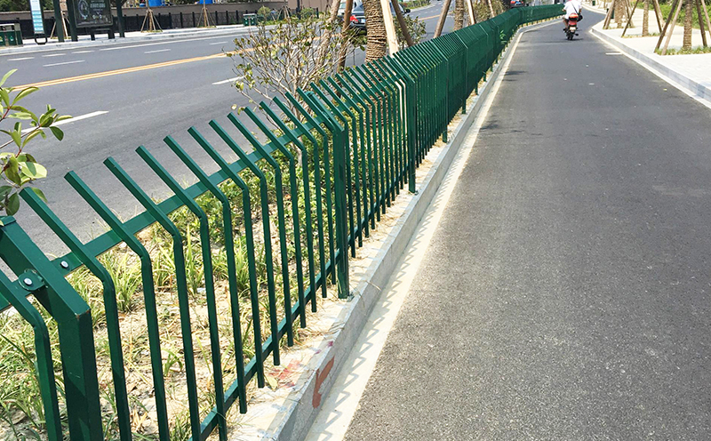 鋅鋼草坪護(hù)欄（折彎類(lèi)）案例
